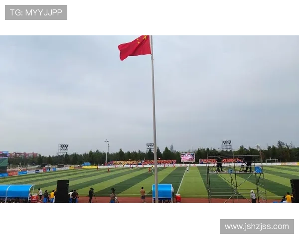 前锋足球明星合照高清展现球场风采与团队精神的完美瞬间